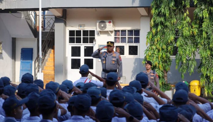 Wakapolda Banten Kombes Pol Hendra Wirawan, saat menjadi pembina upacara di SMAN 1 Kota Serang, Senin, 8 September 2025.