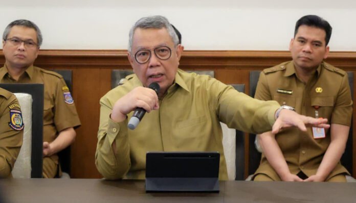 Wali Kota Tangsel Benyamin saat siaran pers terkait anggaran pemkot yang dikritik leony