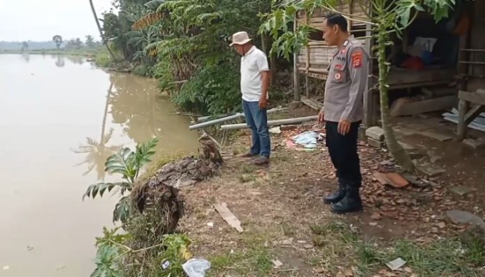 Kondisi bibir Sungai Ciujung di Desa Sangiang, Pamarayan, makin kritis akibat abrasi, mengancam rumah warga yang berada di bibir sungai.