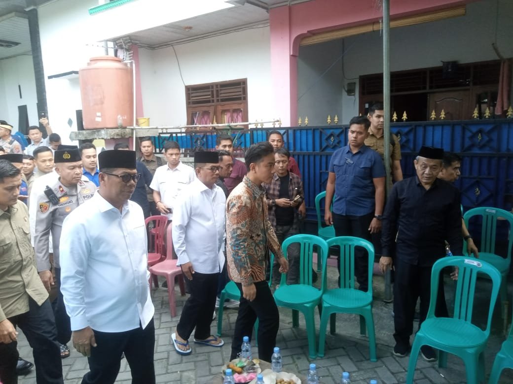 Wapres Gibran Rakabuming Raka dan Gubernur Andra Soni melayat ke keluarga Andika Lutfi, korban aksi demonstrasi (Bantentv.com)