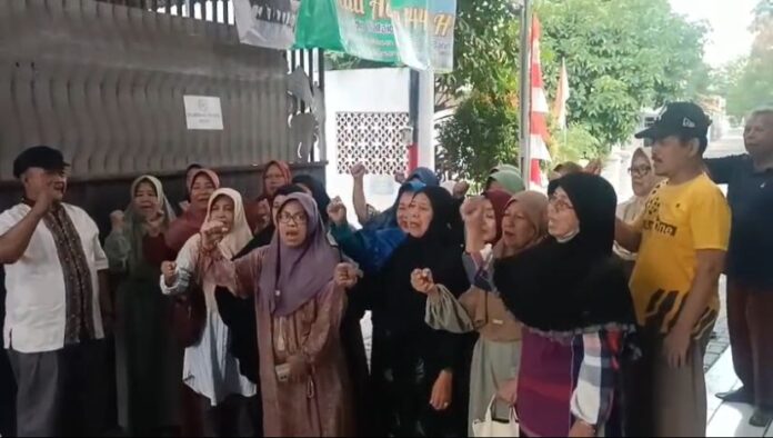 Warga Kavling Brimob RW 09 menolak aksi demonstrasi di Mako Brimob (Bantentv.com/ Qonitah)