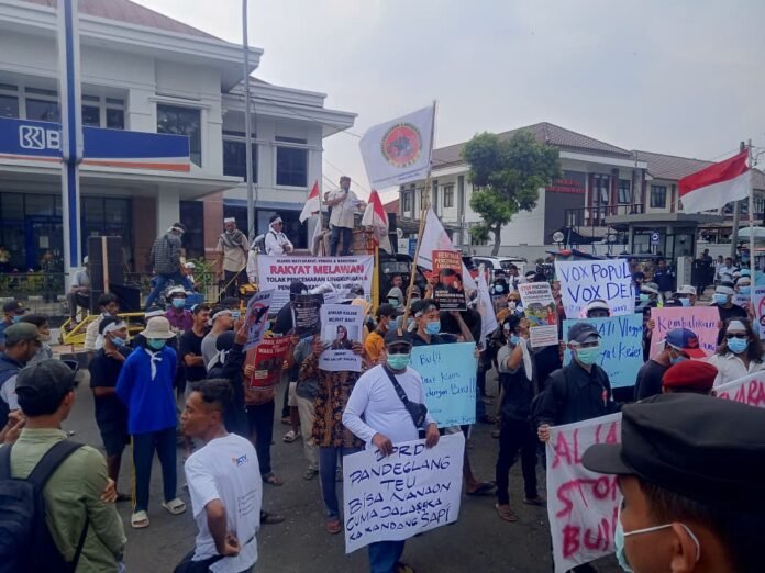 Aksi demonstrasi di pusat pemerintahan Kabupaten Pandeglang oleh para warga dan mahasiswa Sobang-Panimbang (Bantentv.com/ Rangga)