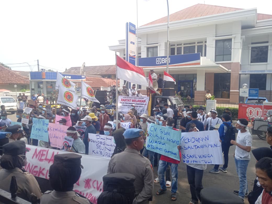 Aksi demonstrasi di pusat pemerintahan Kabupaten Pandeglang oleh para warga dan mahasiswa Sobang-Panimbang (Bantentv.com/ Rangga)