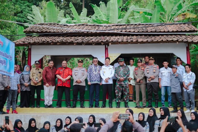 Direktur Evaluasi Kinerja dan Peningkatan Kapasitas Daerah (EKPKD) Kementerian Dalam Negeri, Heryandi Roni, melakukan kunjungan ke Kampung Kadu Badak, Kelurahan Pagadungan, Kecamatan Karangtanjung (Bantentv.com/ Rangga)