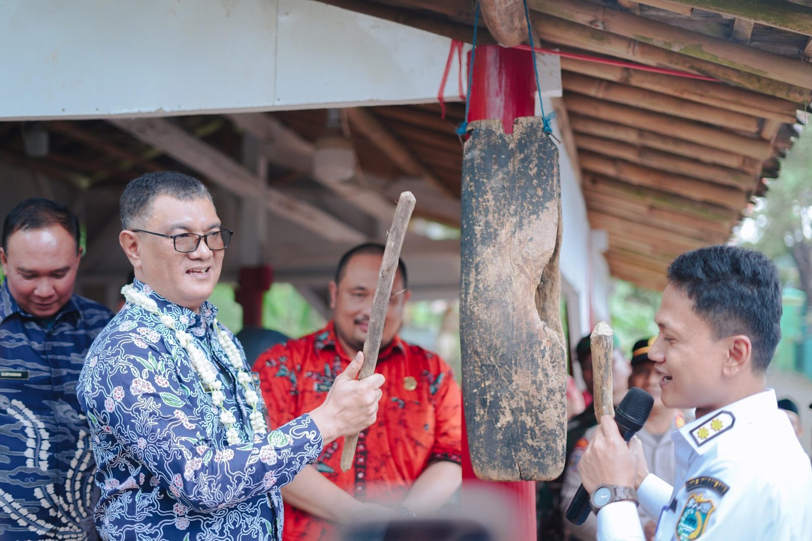 Direktur Evaluasi Kinerja dan Peningkatan Kapasitas Daerah (EKPKD) Kementerian Dalam Negeri, Heryandi Roni, melakukan kunjungan ke Kampung Kadu Badak, Kelurahan Pagadungan, Kecamatan Karangtanjung (Bantentv.com/ Rangga)