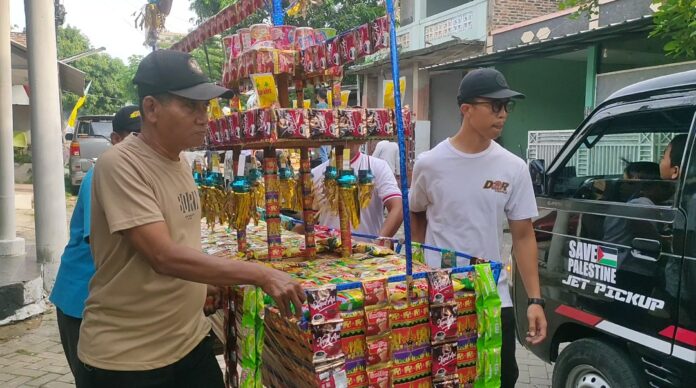 Lestarikan Tradisi Warga Safira Arak Belasan Panjang Mulud