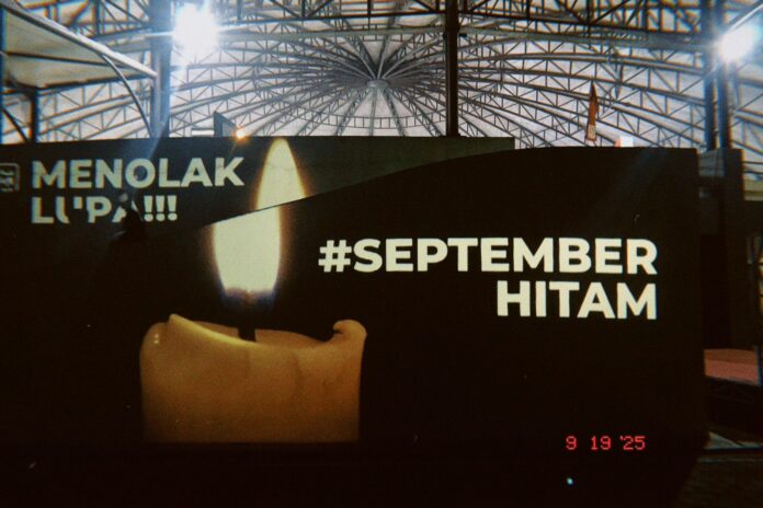 Suarakan #SeptemberHitam Lewat Cahaya, Karya Video Mapping Ramu Layar Hadir di Festival Teater Banten 2025 (Bantentv.com)