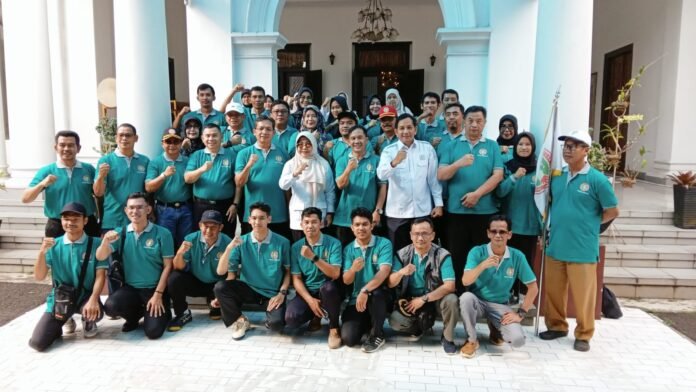 Bupati Pandeglang, Dewi Setiani, resmi melepas kontingen Porsenijar PGRI Kabupaten Pandeglang pada Rabu, 24 September 2025 di Ruang Garuda (Bantentv.com/ Rangga)