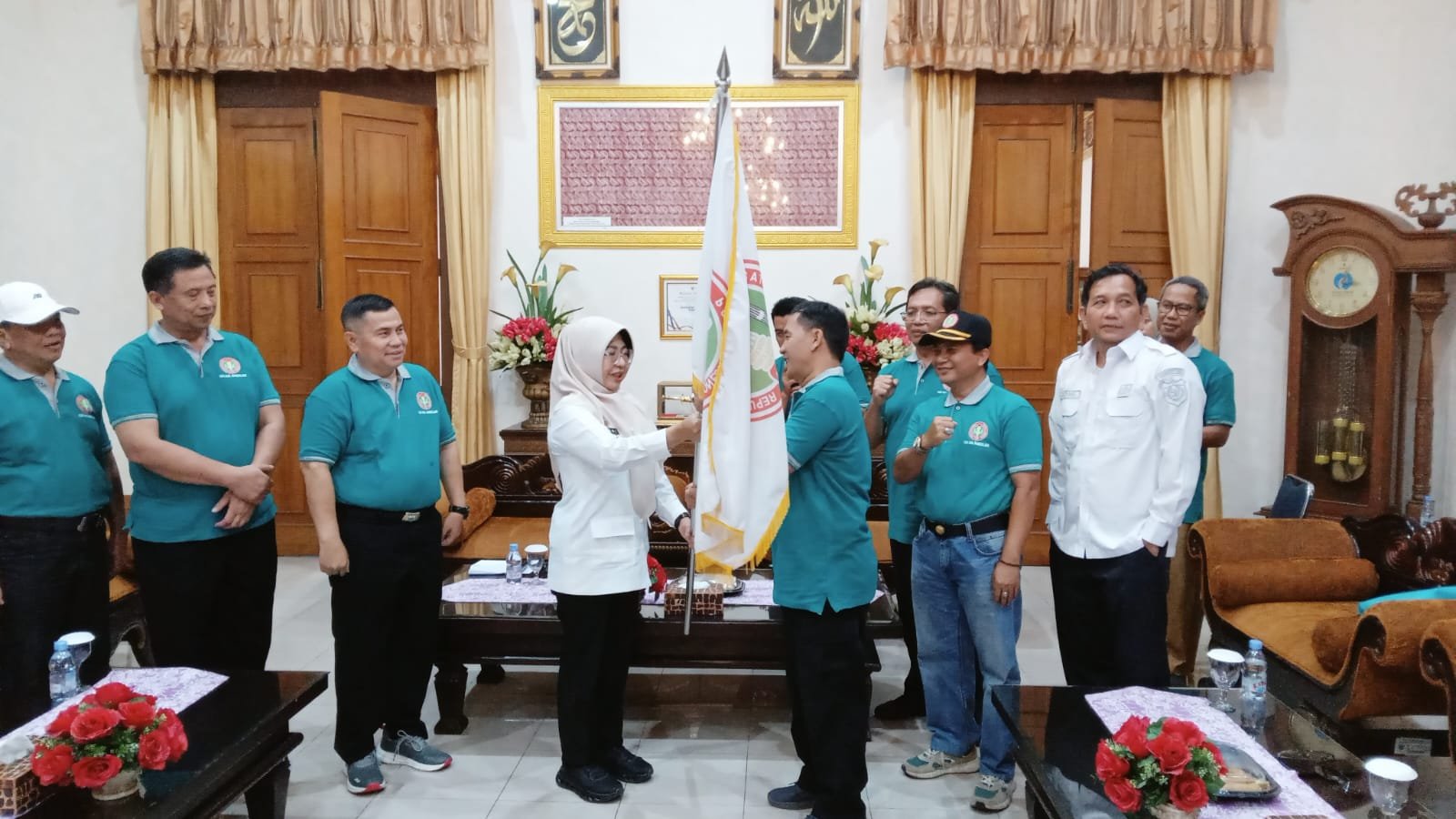 Bupati Pandeglang, Dewi Setiani, resmi melepas kontingen Porsenijar PGRI Kabupaten Pandeglang pada Rabu, 24 September 2025 di Ruang Garuda (Bantentv.com/ Rangga)