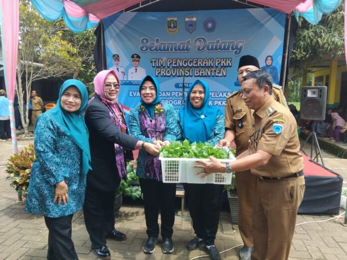 Peringatan Hari Kesatuan Gerak (HKG) PKK ke-53 tingkat Provinsi Banten di Desa Bojen Wetan, Senin, 29 September 2025 (Bantentv.com/ Rangga)