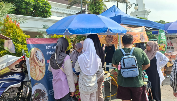 Pengunjung memadati salah satu stan kuliner di Car Free Day (CFD) KP3B Serang, Minggu, 28 September 2025. 