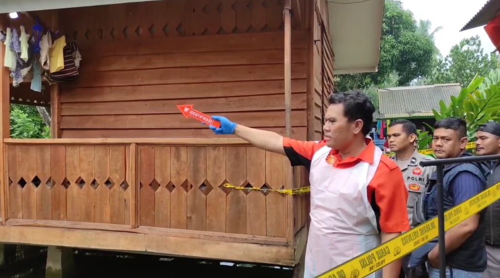Pihak kepolisian dan forensic tengah melalukan menyisir TKP peristiwa dugaan pembunuhan tragis pada Kamis pagi, 11 September 2025 (Bantentv.com/ Rangga)