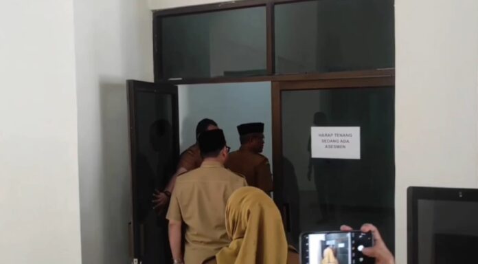 Para pejabat eselon II di Kota Cilegon tengah memasukin ruang uji kompetensi rotasi dan mutasi jabatan Pimpinan Tinggi (JPT) Pratama (Bantentv.com/ Ali)
