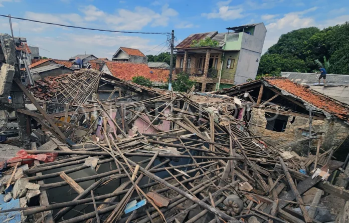 Rumah rusak akibat ledakan di Kelurahan Pondok Cabe Hilir, Kecamatan Pamulang, Tangerang Selatan (ANTARA/ Muhammad Iqbal)