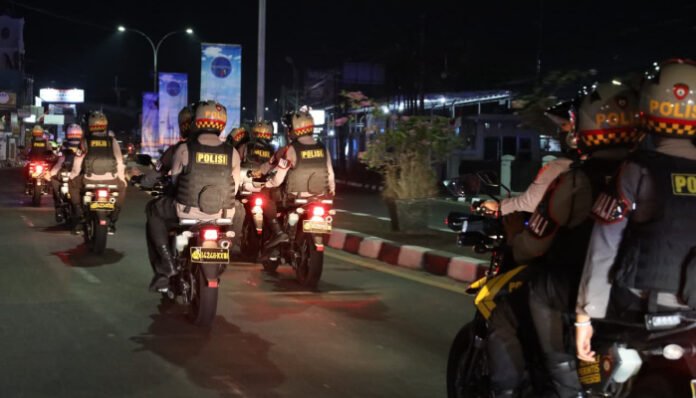 Suasana patroli gabungan skala besar saat menyusuri jalan protokol Kota Serang.
