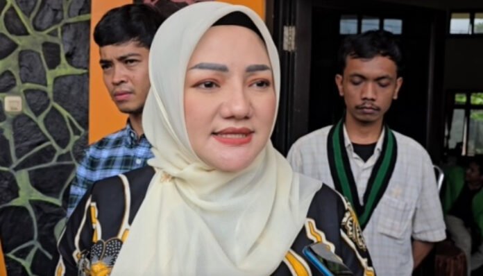 Adde Rosi menyatakan pandeglang darurat pendidikan; banyak sekolah rusak dan belasan ribu anak putus sekolah (Bantentv.com/ Rangga)