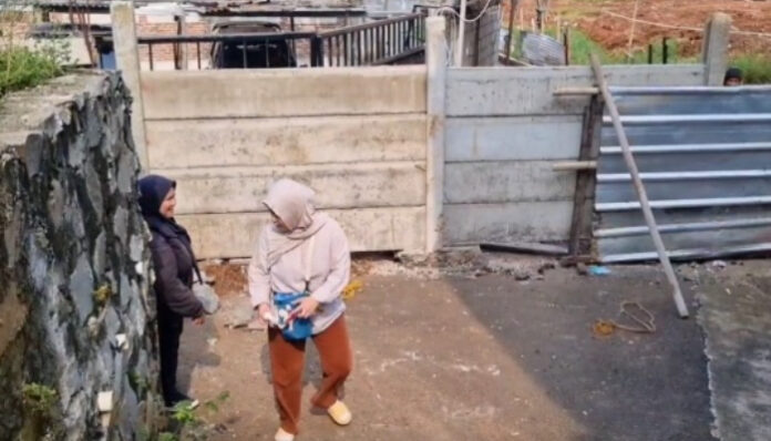 Akses Jalan Ditutup Pengembang, Warga Tangsel Kesulitan Beraktivitas