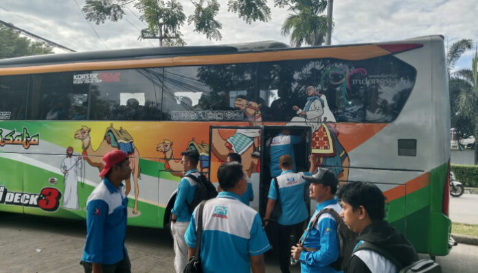 Ratusan buruh yang tergabung dalam Konfederasi Serikat Pekerja Indonesia (KSPI) Kabupaten Serang berangkat menuju Jakarta.