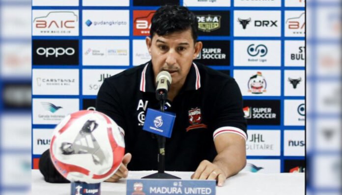 Coach Alvredo Vera saat pre Match Press Conference jelang menghadapi Dewa United FC.