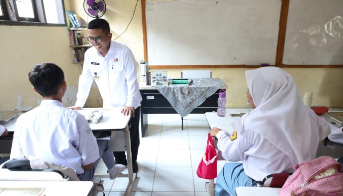 Andra Soni Tinjau MBG Gubernur Banten Andra Soni meninjau langsung pelaksanaan program MBG di SMAN 2 Kabupaten Tangerang, Kecamatan Mauk, Senin, 27 Oktober 2025.