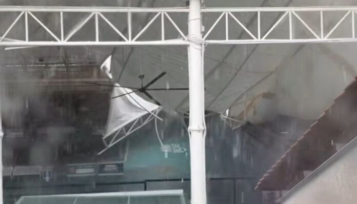 Atap Lapangan Padel Anwa Racquet Club ambruk