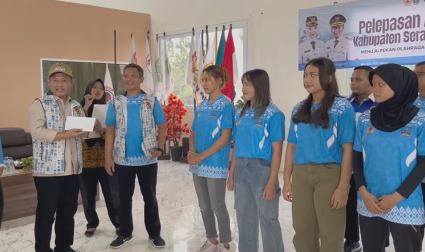 KONI Kabupaten Serang melepas kontingen yang akan berlaga di ajang PON Beladiri 2025 di Kudus, Jawa Tengah (Bantentv.com/ Riki)