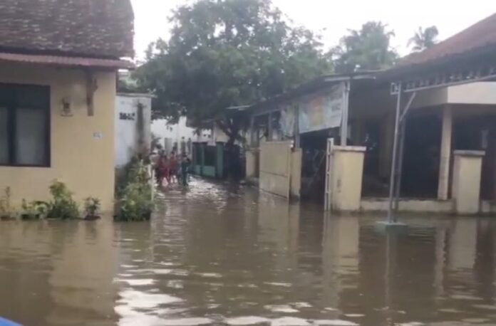 Puluhan rumah di Rangkasbitung terendam banjir pada Senin sore, 13 Oktober 2025 (Bantentv.com/ Nano)