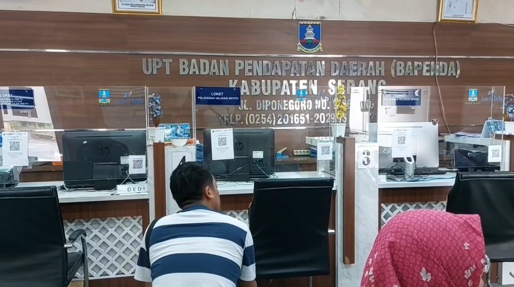 Ilustrasi masyarakat Kabupaten Serang sedang membayar pajak (Bantentv.com/ Riki)