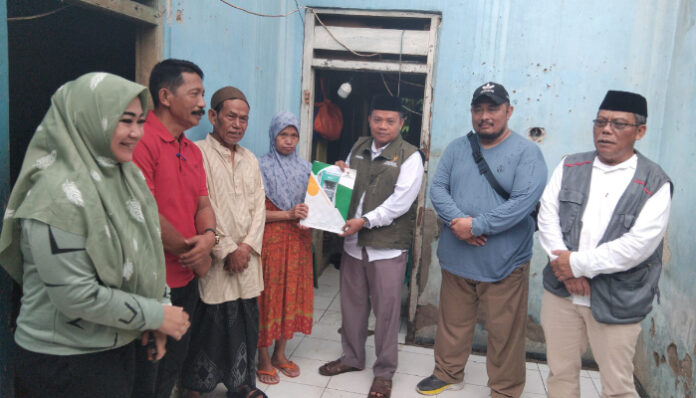 Baznas Pandeglang salurkan bantuan untuk korban rumah roboh di Karangtanjung, Kecamatan Karangtanjung, Pandeglang, Selasa, 21 Oktober 2025.