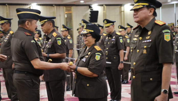 Jaksa Agung ST Burhanuddin melantik Bernandeta Maria Elastiyani sebagai Kepala Kejaksaan Tinggi Banten dalam upacara pelantikan pejabat eselon II di Aula Utama Kejaksaan Agung, Jakarta, Kamis, 23 Oktober 2025.