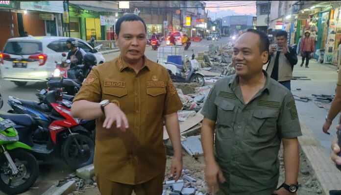 Kadis PUPR Kota Serang Iwan Sunardi mendadmpingi Wali Kota serang Budi Rustandi, sidak revitalisasi Royal.