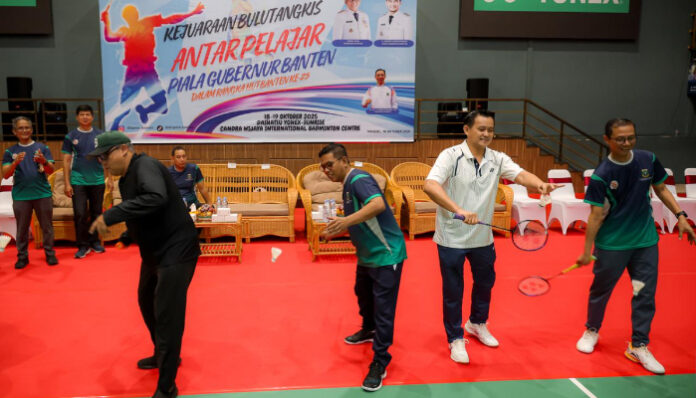 Gubernur Banten Andra Soni membuka Kejuaraan Bulutangkis Antar Pelajar Piala dalam rangka HUT ke-25 Provinsi Banten di Chandra Wijaya International Badminton Center, Serpong, Kota Tangerang Selatan, Sabtu, 18 Oktober 2025.