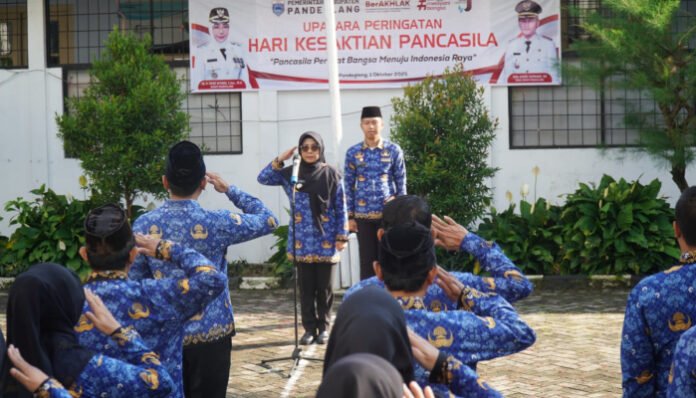 Bupati Pandeglang Dewi Setiani memimpin upacara peringatan Hari Kesaktian Pancasila di Halaman Kantor Sekretariat Daerah (Setda) Kabupaten Pandeglang, Rabu, 1 Oktober 2025.