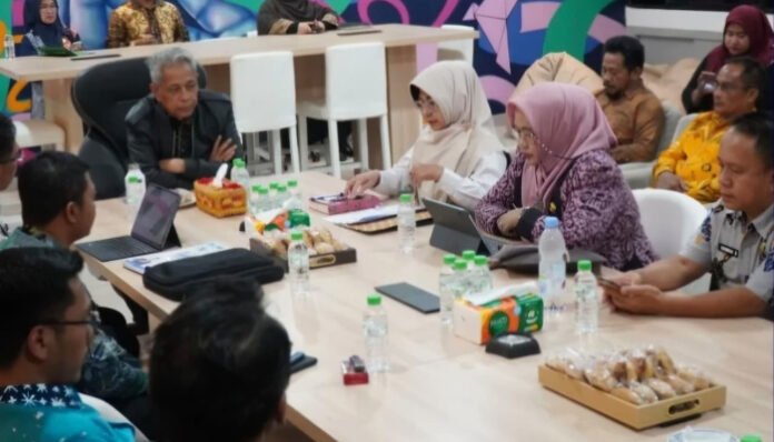 Bupati Pandeglang Raden Dewi Setiani melakukan pertemuan dengan Wakil Menteri Sosial Republik Indonesia, Agus Jabo Priyono.
