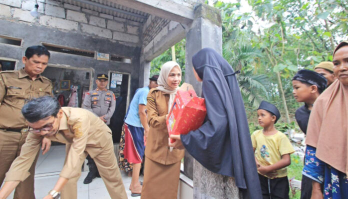 Bupati Serang Ratu Rachmatuzakiyah meninjau langsung lokasi terdampak angina putting beliung, sambil menyalurkan bantuan untuk warga, Selasa, 28 Oktober 2025.