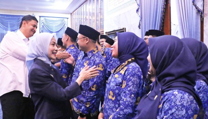 Bupati Serang Ratu Rachmatuzakiyah Memberikan Selamat Kepada Puluhan ASN