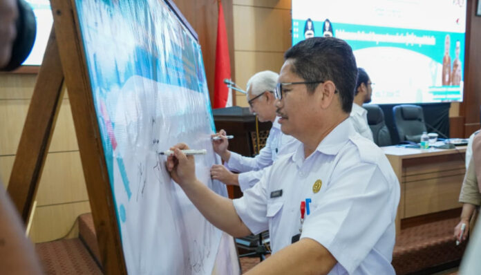 Penandatanganan komitmen bersama penanggulangan Penyakit yang Dapat Dicegah dengan Imunisasi (PD3I), di Aula Setda Kota Cilegon, Rabu 29 Oktober 2025.