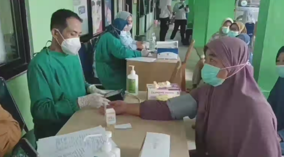 Puluhan warga Cikande menjalani pemeriksaan kesehatan usai isu radioaktif (Bantentv.com/ Imron)