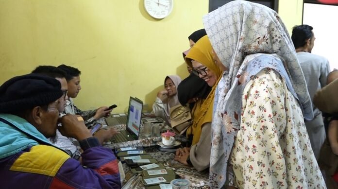 Disdukcapil melalui Bidang Piak jemput bola aktivasi identitas kependudukan digital kepada ratusan warga di Kelurahan Cilaku, Kecamatan Curug Kota Serang Banten (Bantentv.com/ Jaya)