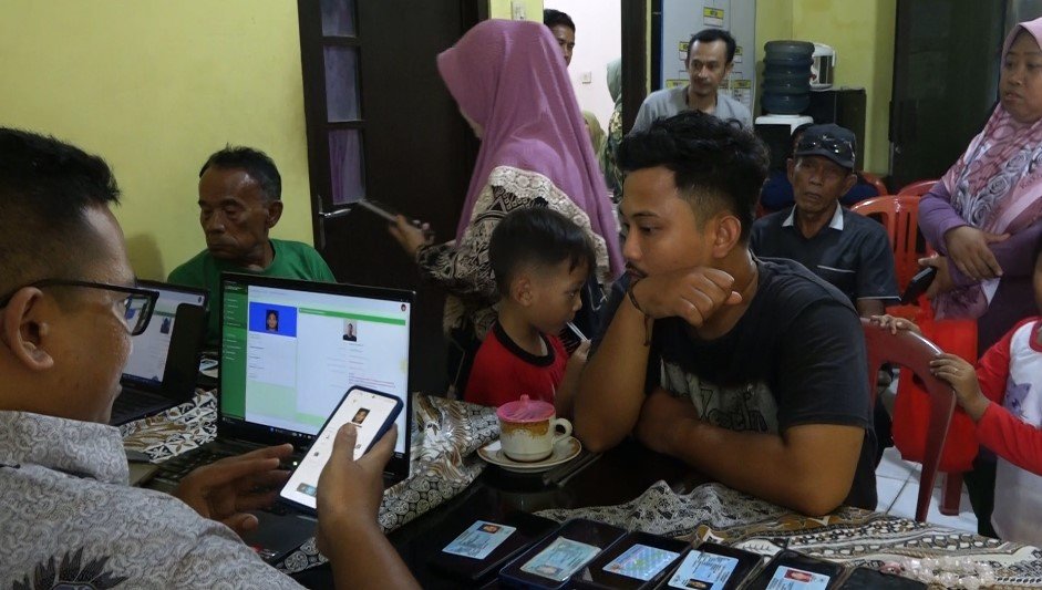 Disdukcapil melalui Bidang Piak jemput bola aktivasi identitas kependudukan digital kepada ratusan warga di Kelurahan Cilaku, Kecamatan Curug Kota Serang Banten (Bantentv.com/ Jaya)