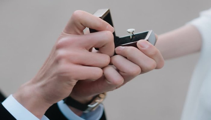 2.Cincin lamaran Syifa Hadju bernilai hampir rp1 miliar (Instagram @syifahadju) 