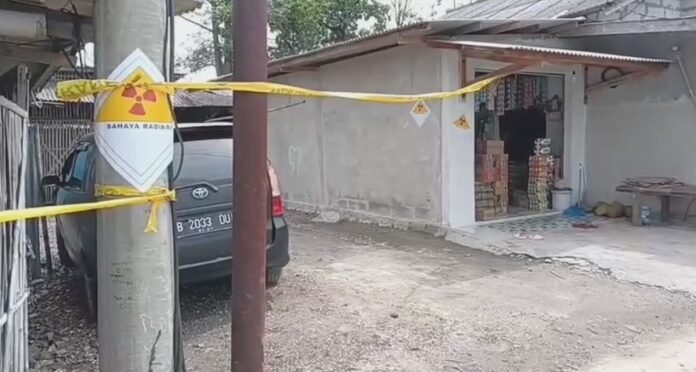 Pemasaangan peringatan bahaya paparan radioaktif di kawasan tempat ditemukannya radioaktif di Cikande (Bantentv.com/ Imron)