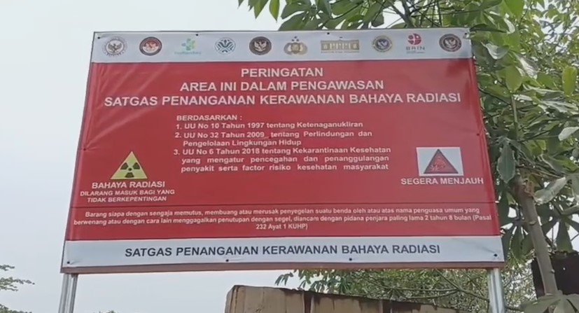 Pemasaangan peringatan bahaya paparan radioaktif di kawasan tempat ditemukannya radioaktif di Cikande (Bantentv.com/ Imron)