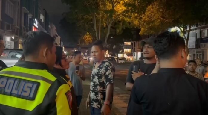 Sekelompok debt collector terlibat adu mulut dengan anggota kepolisian saat berusaha melakukan tarik mobil milik seorang kreditur yang menunggak pembayaran (Bantentv.com)