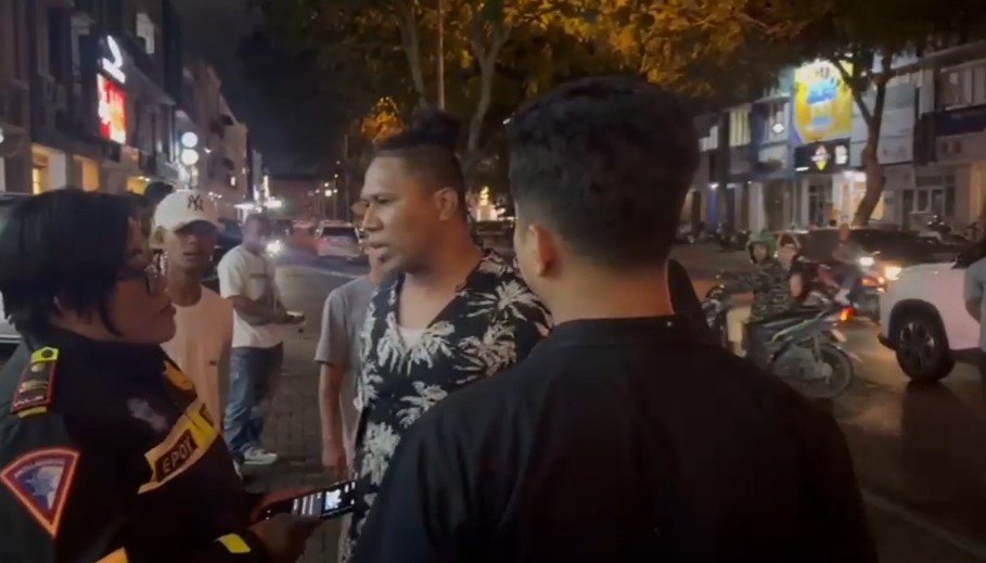Sekelompok debt collector terlibat adu mulut dengan anggota kepolisian saat berusaha melakukan tarik mobil milik seorang kreditur yang menunggak pembayaran (Bantentv.com)