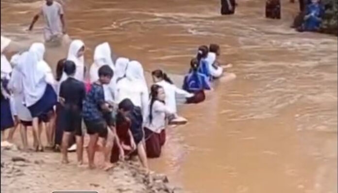 Demi Sekolah, puluhan siswa di Pandeglang nekat seberangi sungai deras.