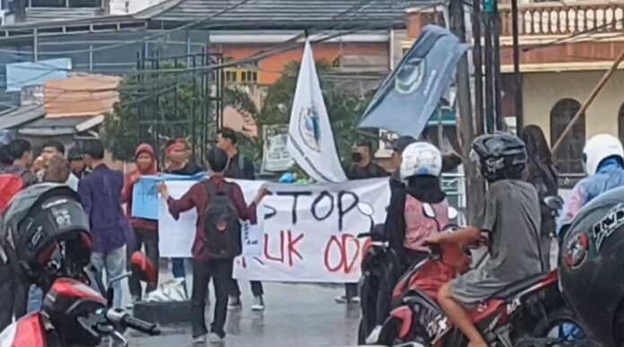 Warga Kramatwatu kembali demo tolak truk odol melintas di jalan raya, Senin, 27 Oktober 2025.