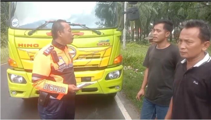 Dishub Lebak Sosialisasikan Pembatasan Jam Operasional Truk Galian C Dishub Lebak Sosialisasikan Pembatasan Jam Operasional Truk Galian C