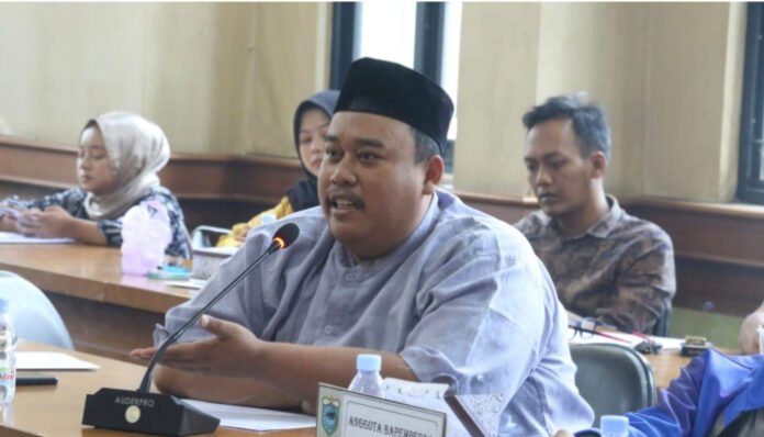 Anggota Komisi II DPRD Pandeglang, Dede Sumantri, menyoroti serius laporan dugaan pungli yang dialami PKL di kawasan Alun-alun Pandeglang.