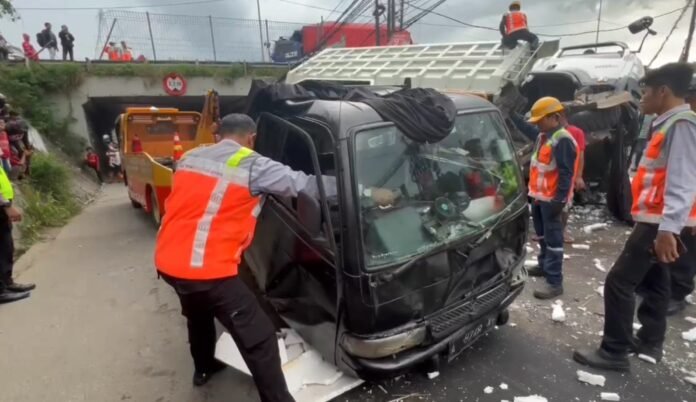 Kecelakaan maut yang melibatkan dump truk pada Sabtu, 4 Oktober 2025, di wilayah Kelurahan Terondol, Kota Serang (Bantentv.com/ Imron)